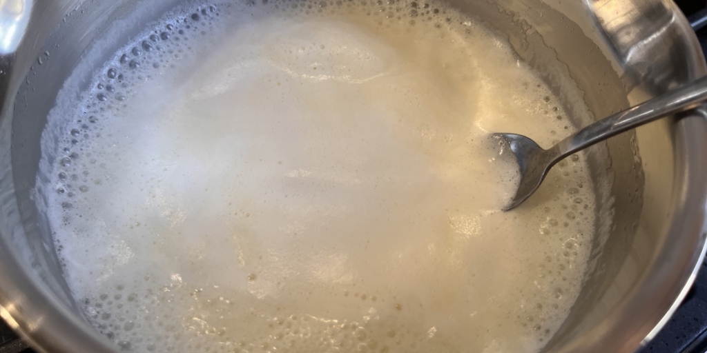 Торт «Дамские пальчики», классический рецепт: Вскипятите масло, молоко, воду и соль