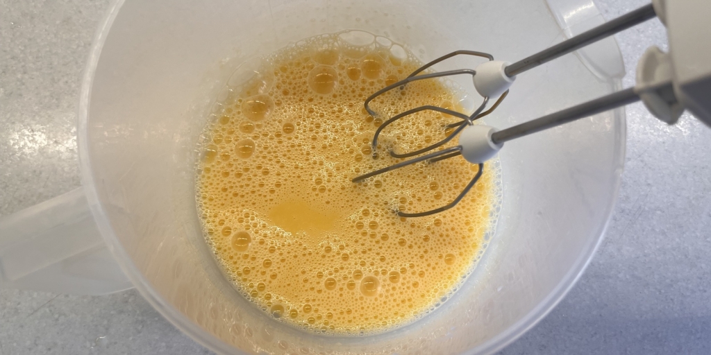 Торт «Дамские пальчики», классический рецепт: Взбейте яйца