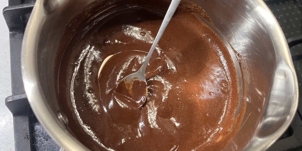 Торт «Дамские пальчики», классический рецепт: Сварите глазурь