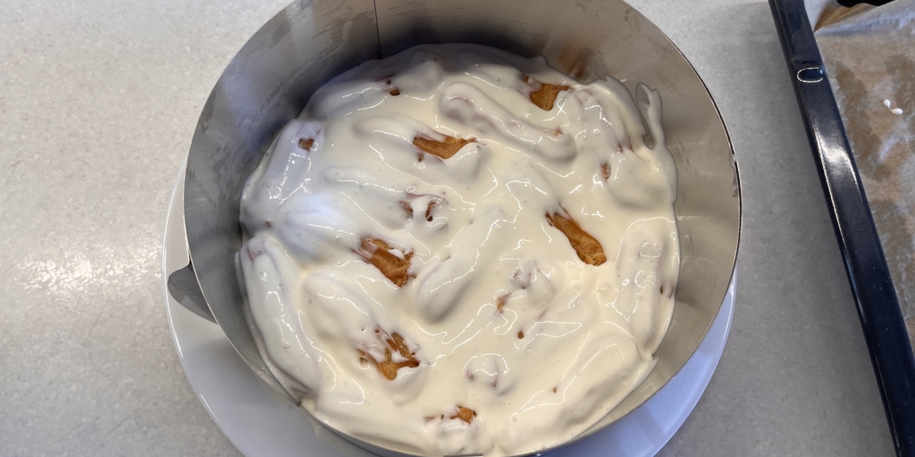 Торт «Дамские пальчики», классический рецепт: Выложите первый слой из эклеров и крема