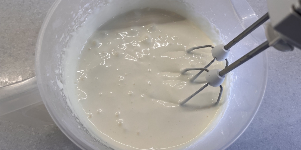 Торт «Дамские пальчики», классический рецепт: Взбейте ингредиенты для крема миксером