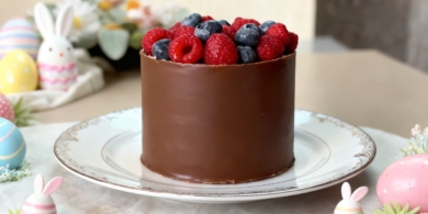 Простая творожная пасха с джемом в шоколадном корпусе