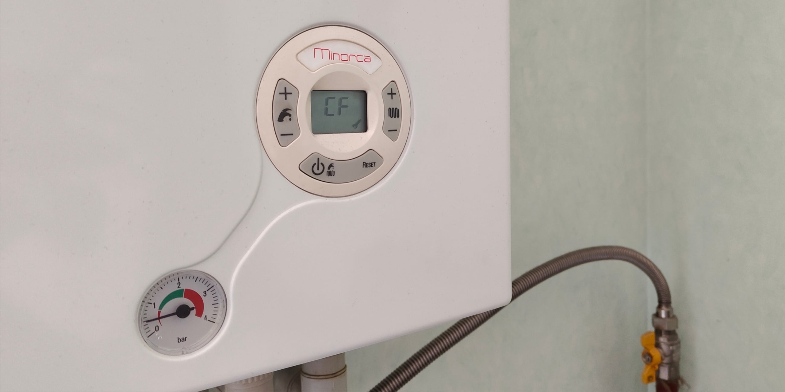 Газовый котёл сразу уходит в аварию при неправильном подключении Какой стороной вставлять вилку в розетку