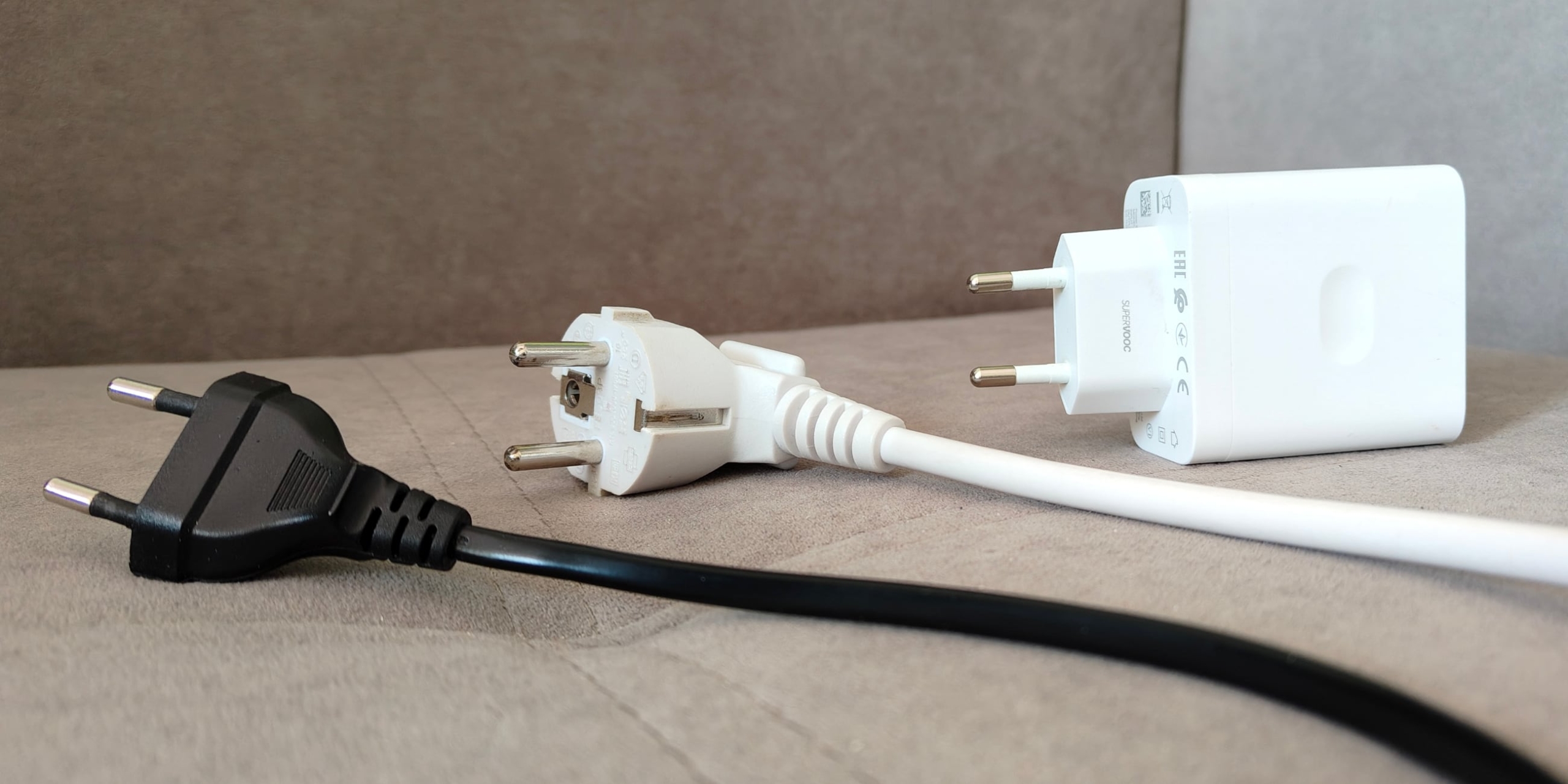 Типичные бытовые вилки Какой стороной вставлять вилку в розетку