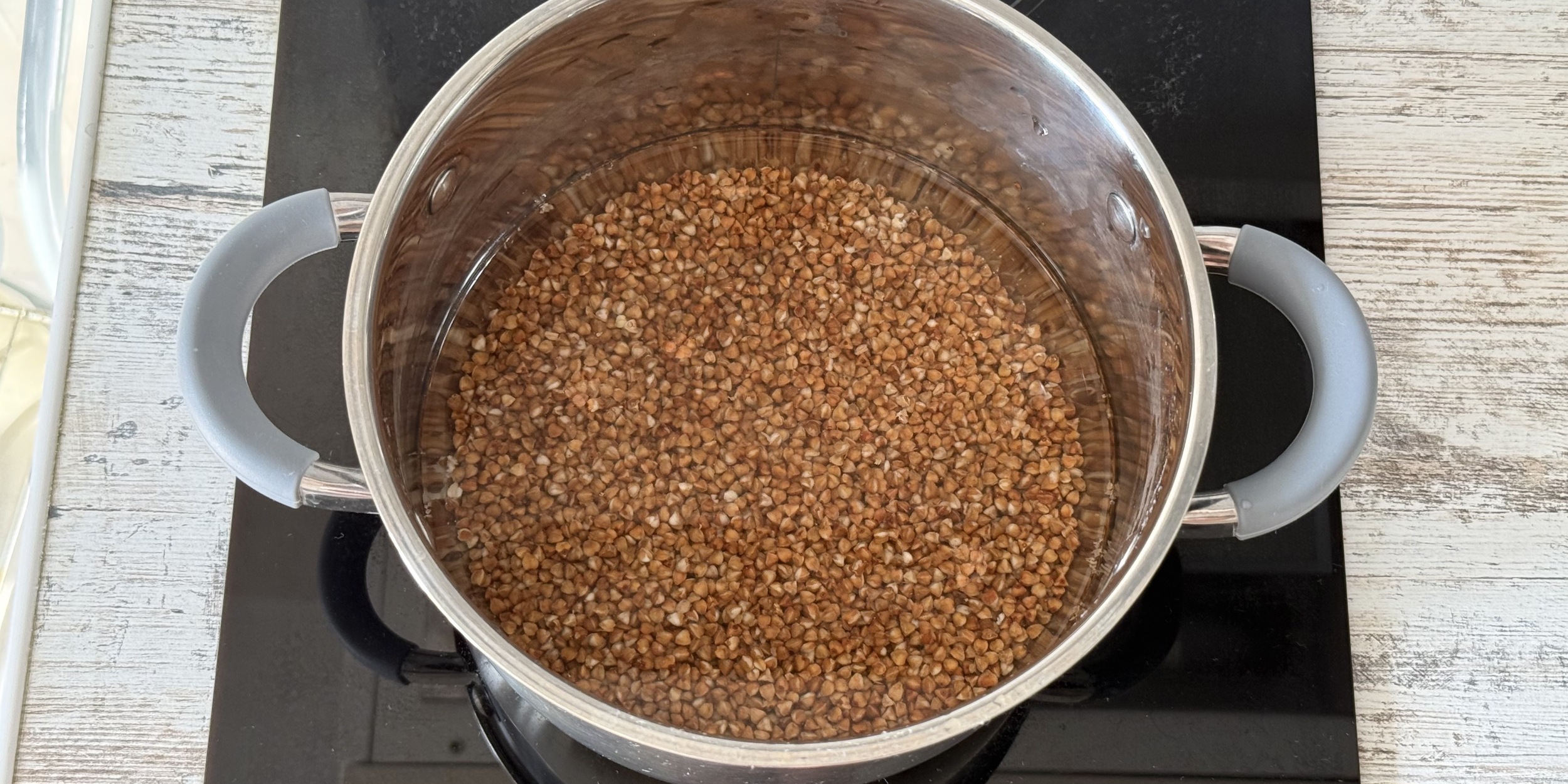 Гречка с соусом из творога и песто: Сварите гречку