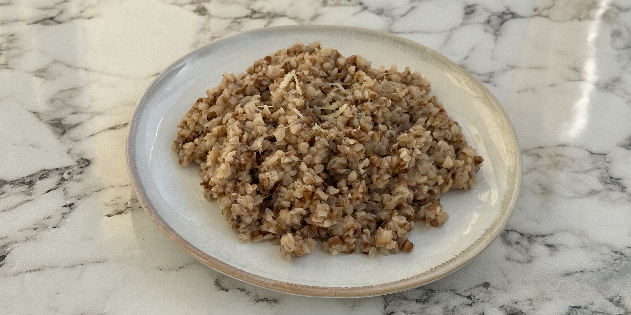 Гречка с соусом из творога и песто: Смешайте гречку с сыром