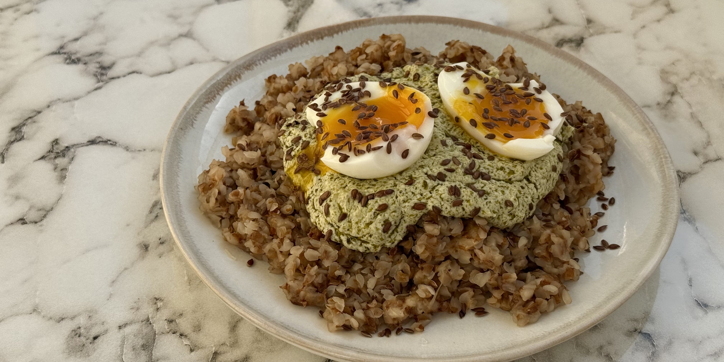 Подавайте гречка с яйцами и соусом из творога и песто