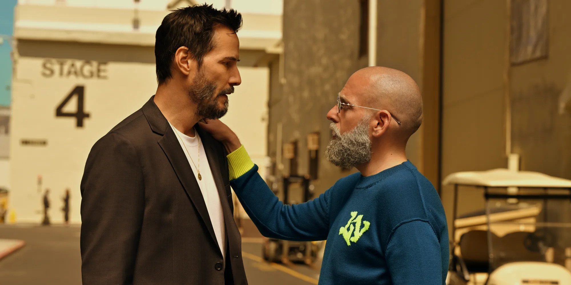 Киану Ривз играет актёра в чёрной комедии Apple «Последствия» — трейлер