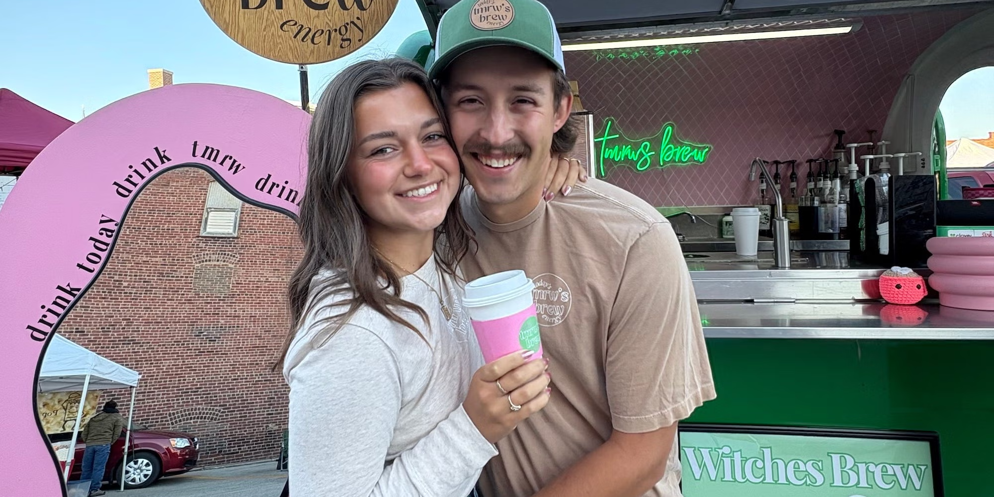 23-летняя девушка переехала с мужем в гараж родителей, чтобы начать кофейный бизнес и купить дом