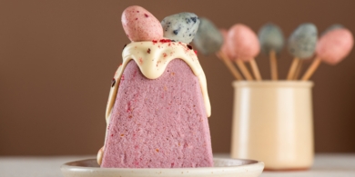 Рецепт розовой творожной пасхи с клубникой