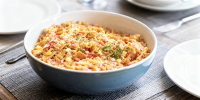 Быстрый салат с кукурузой, сыром и чипсами