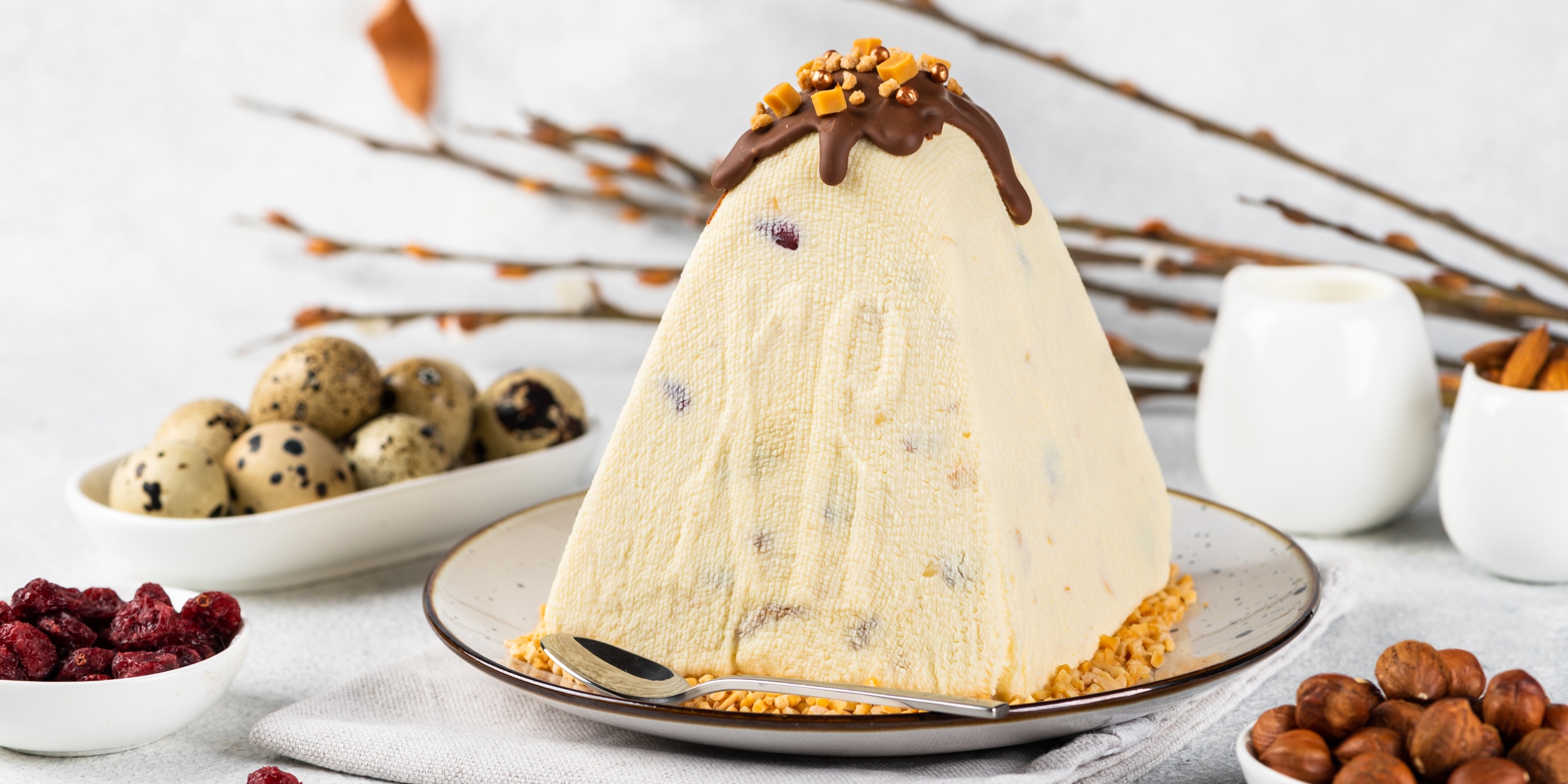 Ароматная пасха из ряженки с шоколадными каплями: рецепт