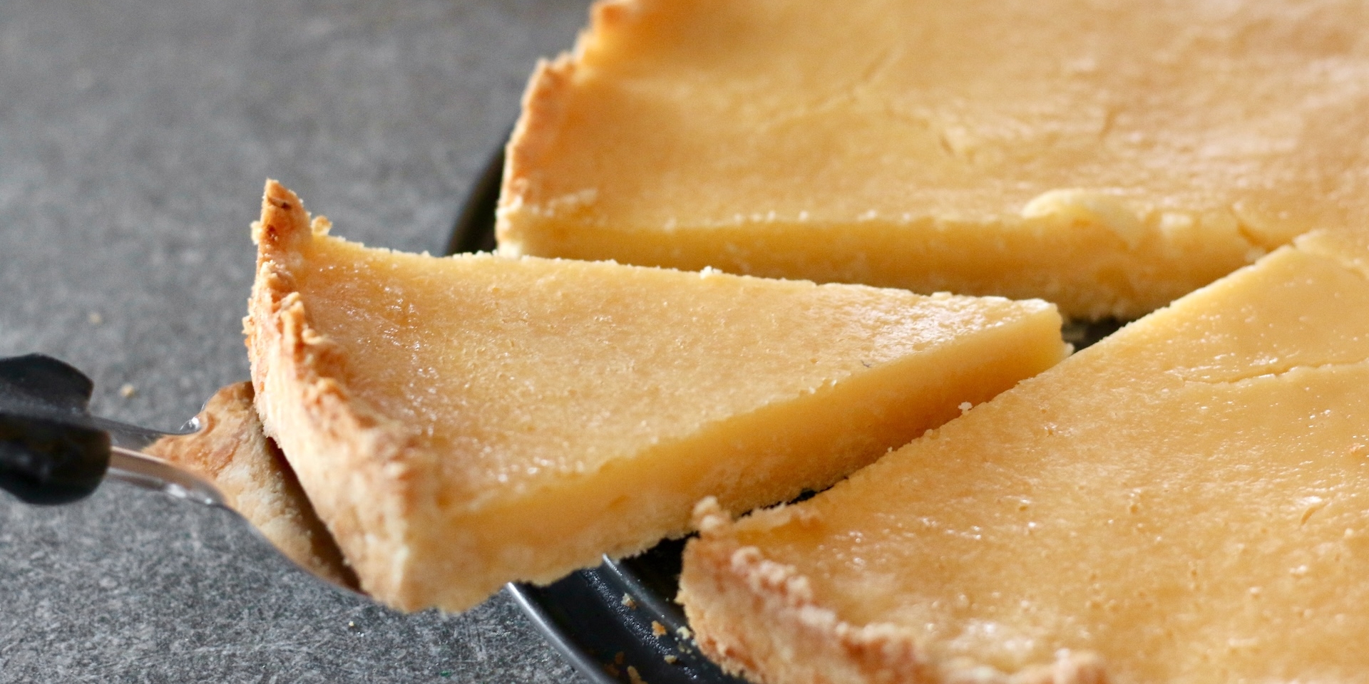 Освежающий лимонный тарт для тех, кто не любит приторные десерты