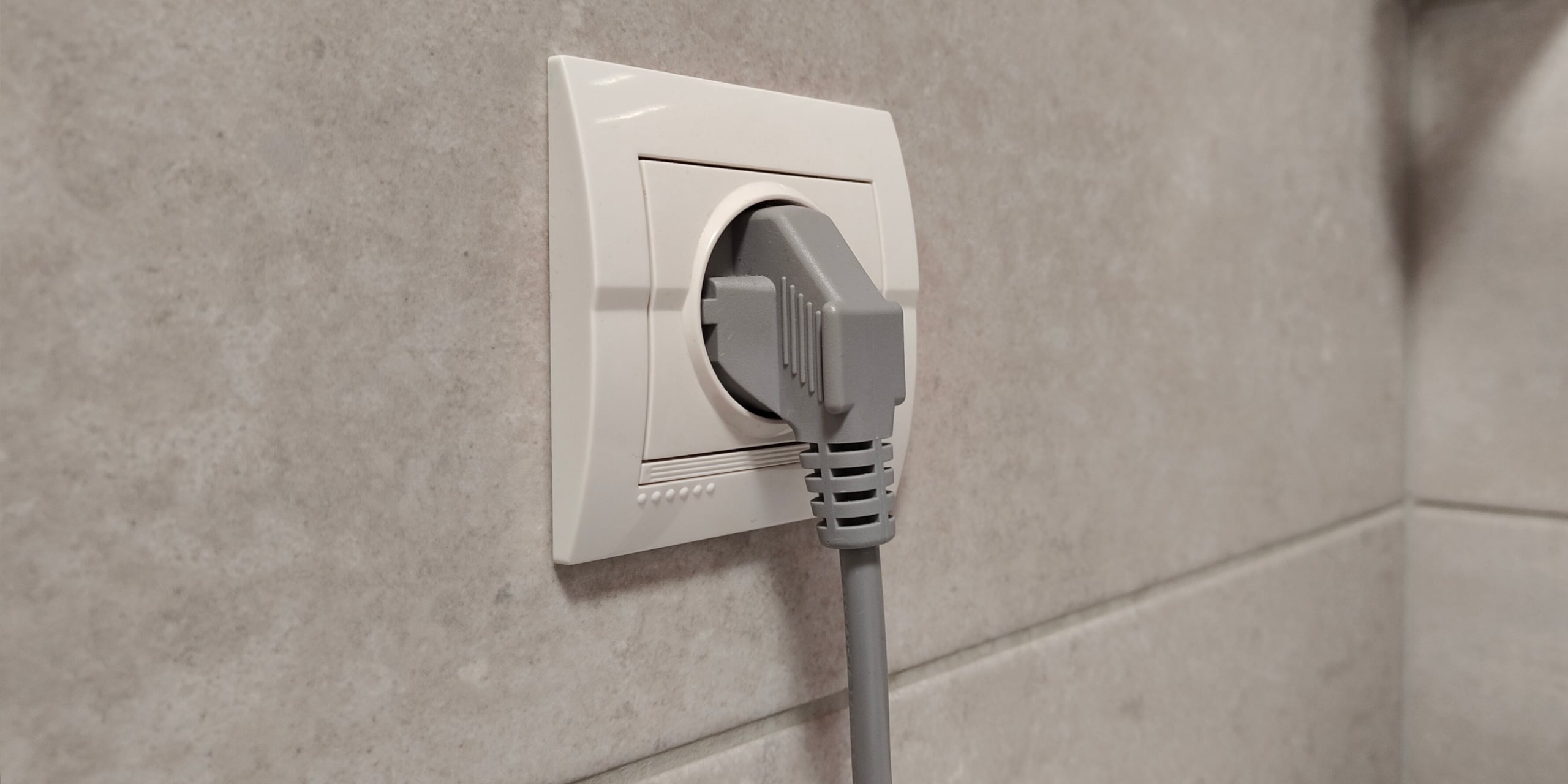 Провод от стиралки уходит вниз без перегибов и натяжения Как вставлять вилку в розетку правильно