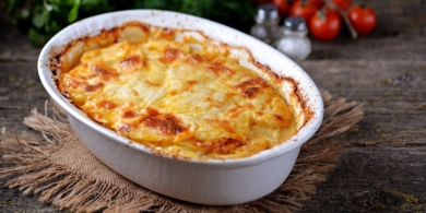 Запеканка с картошкой, сосисками и сыром