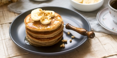 Творожно-банановые оладьи с овсянкой на завтрак за 20 минут