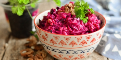 Лёгкий салат «Пиковая дама» со свёклой и черносливом