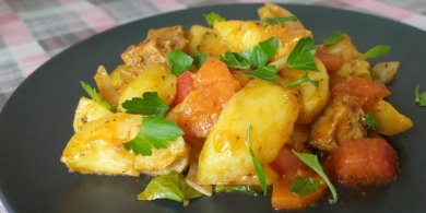 Жаркое из курицы с картошкой на сковороде