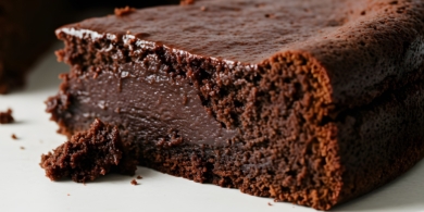 Шведский шоколадный пирог из пяти ингредиентов с жидкой серединкой