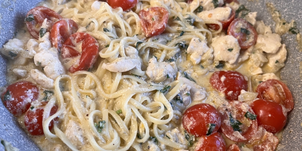 Спагетти с курицей, черри и соусом песто: Добавьте спагетти и пармезан