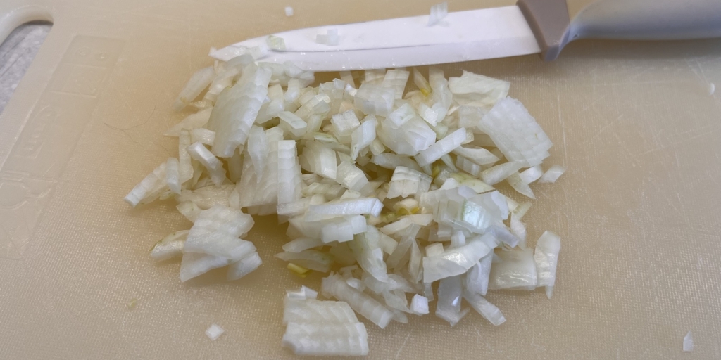 Спагетти с курицей, черри и соусом песто: Нарежьте лук