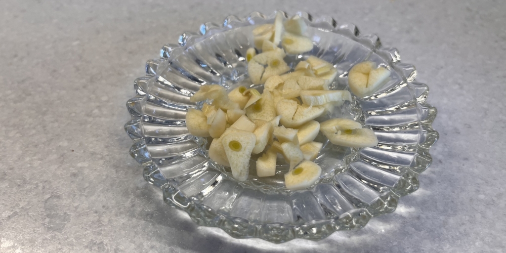 Спагетти с курицей, черри и соусом песто: Нарежьте чеснок