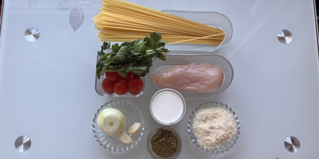 Спагетти с курицей, черри и соусом песто: Подготовьте ингредиенты