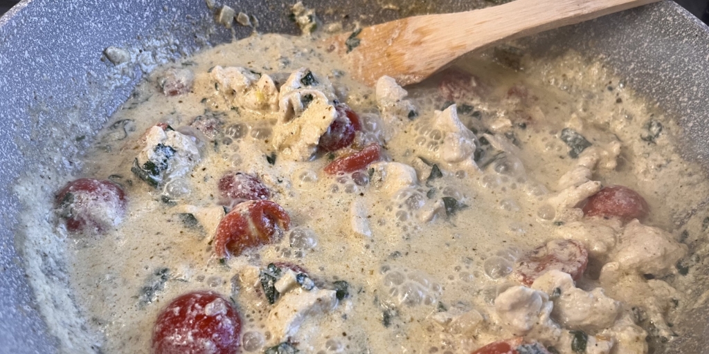 Спагетти с курицей, черри и соусом песто: Влейте сливки