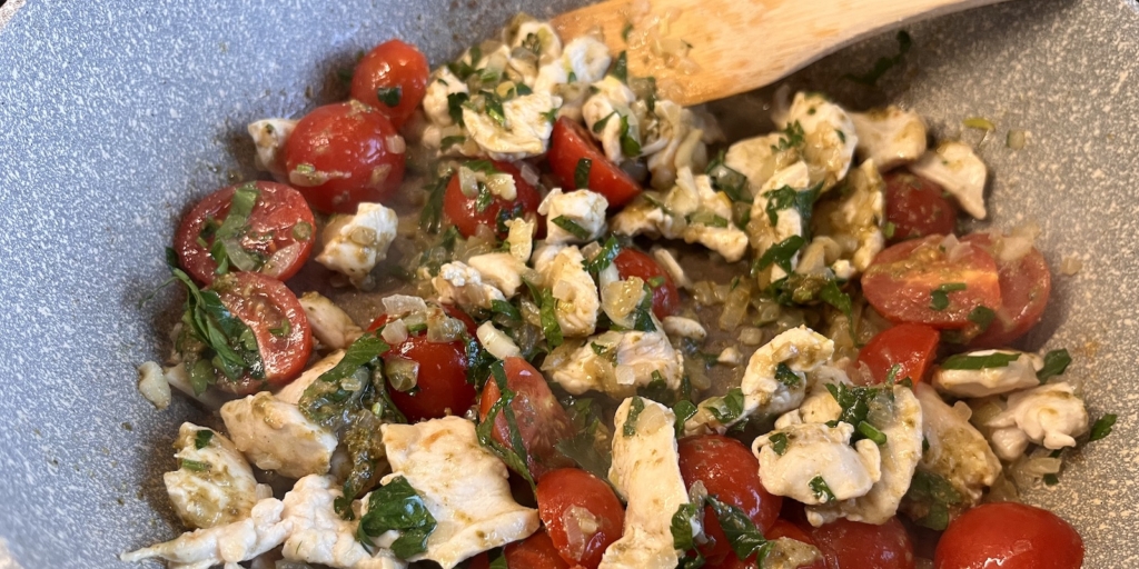 Спагетти с курицей, черри и соусом песто: Добавьте черри, петрушку, песто