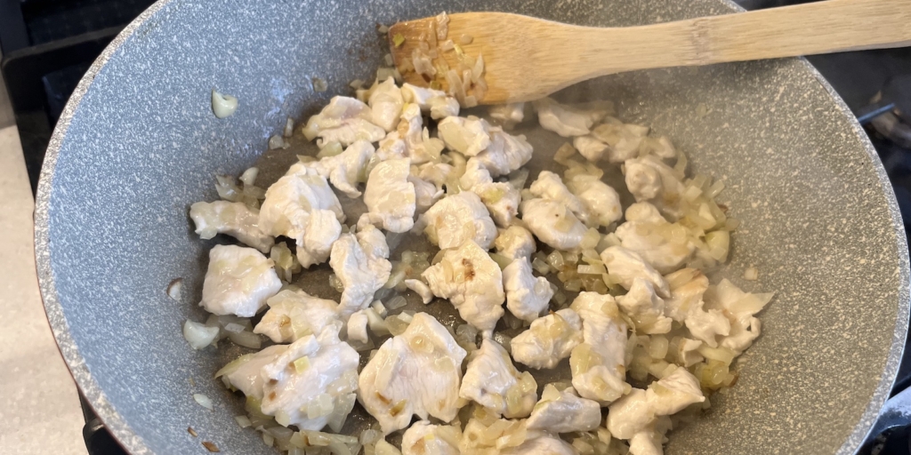 Спагетти с курицей, черри и соусом песто: Обжарьте курицу