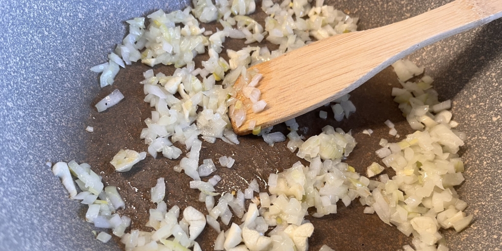 Спагетти с курицей, черри и соусом песто: Обжарьте лук и чеснок