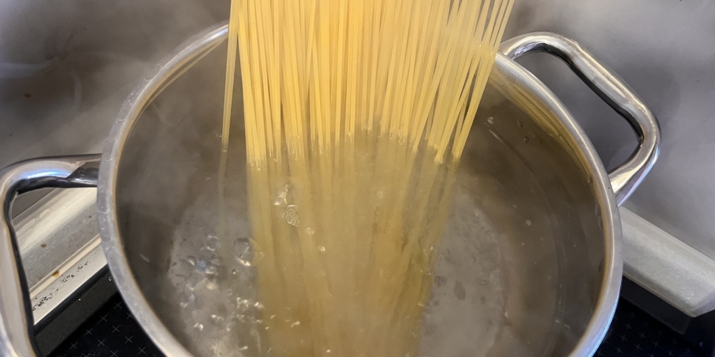 Спагетти с курицей, черри и соусом песто: Сварите спагетти