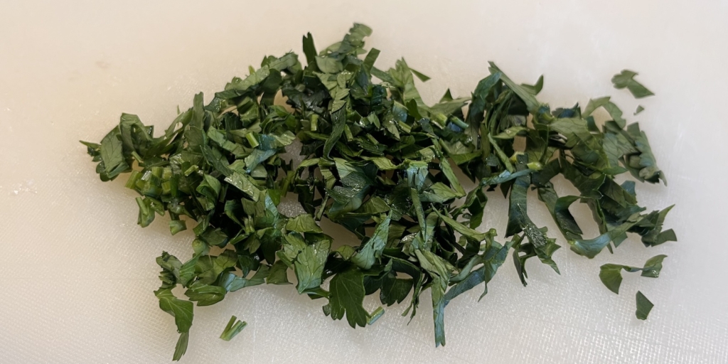 Спагетти с курицей, черри и соусом песто: Нарежьте петрушку