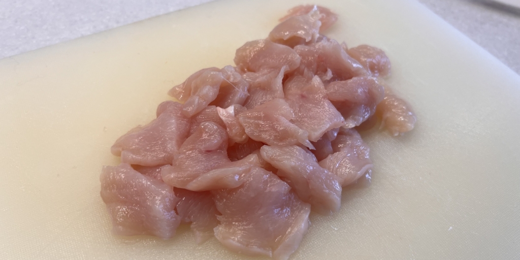 Спагетти с курицей, черри и соусом песто: Нарежьте курицу