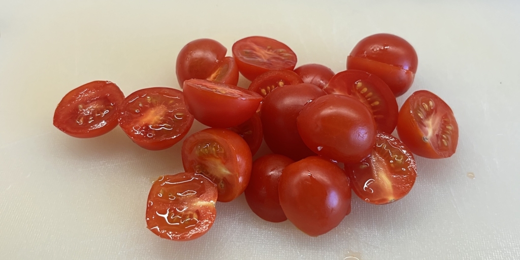 Спагетти с курицей, черри и соусом песто: Нарежьте помидоры