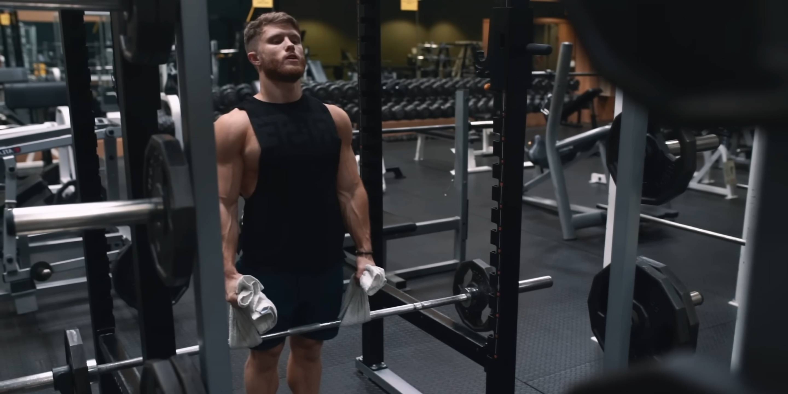 Упражнения на предплечья: удержание штанги за полотенца 