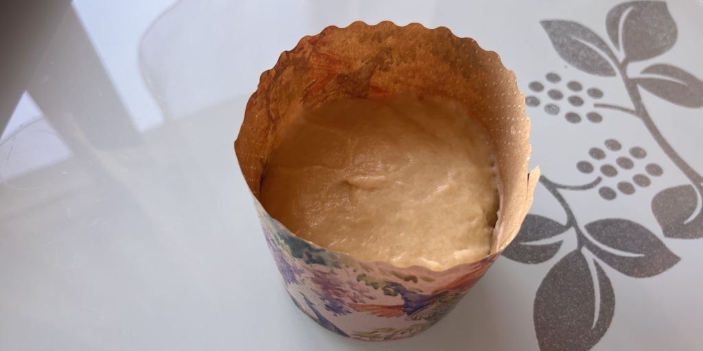 Переложите тесто в форму для кулича Самый простой рецепт кулича на кефире: Переложите тесто в форму для кулича