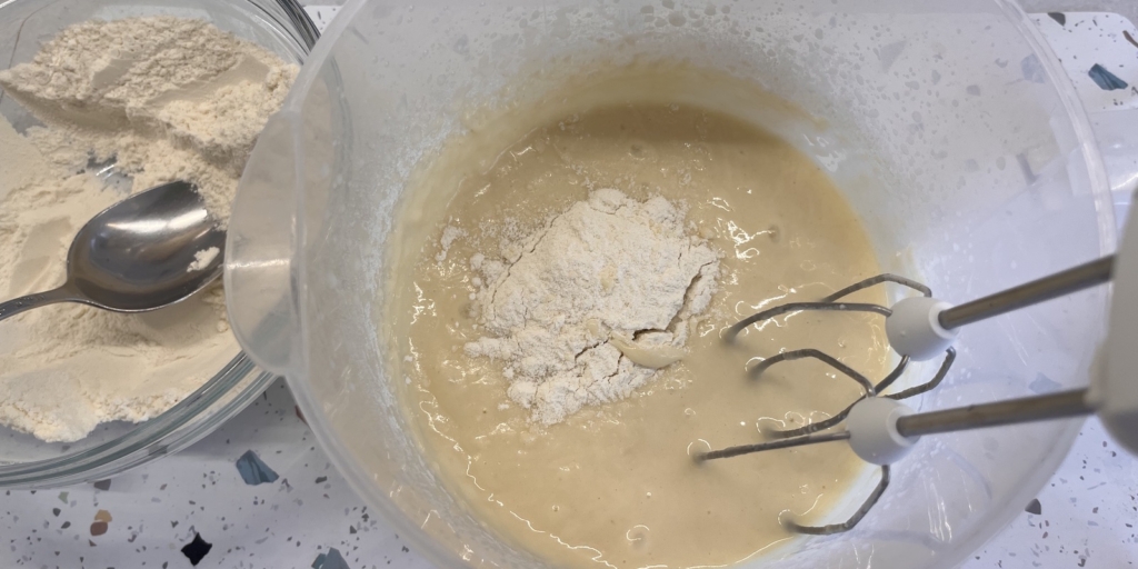 Всыпьте сухие ингредиенты Самый простой рецепт кулича на кефире: Всыпьте сухие ингредиенты