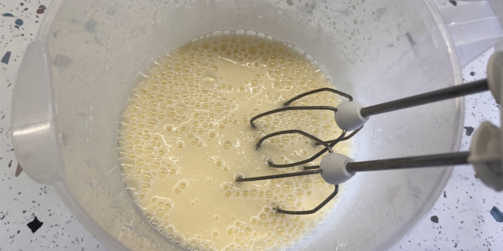 Добавьте растительное масло и ванилин Самый простой рецепт кулича на кефире: Добавьте растительное масло и ванилин