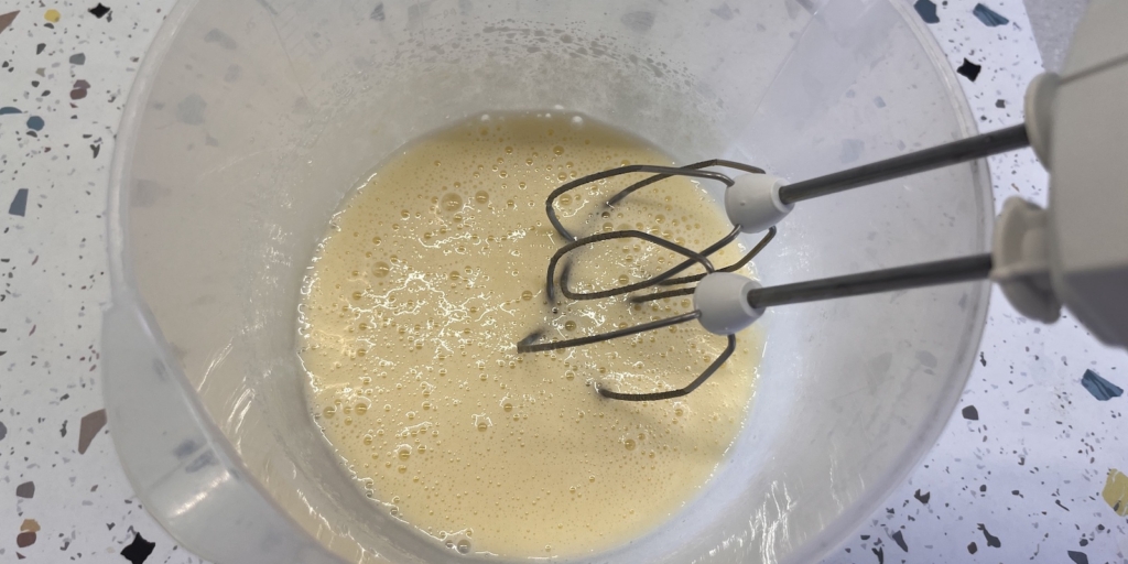 Введите тёплый кефир Самый простой рецепт кулича на кефире: Введите тёплый кефир