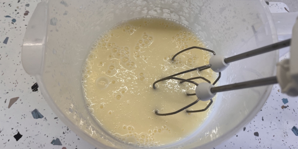 Взбейте яйцо и сахарную пудру Самый простой рецепт кулича на кефире: Взбейте яйцо и сахарную пудру