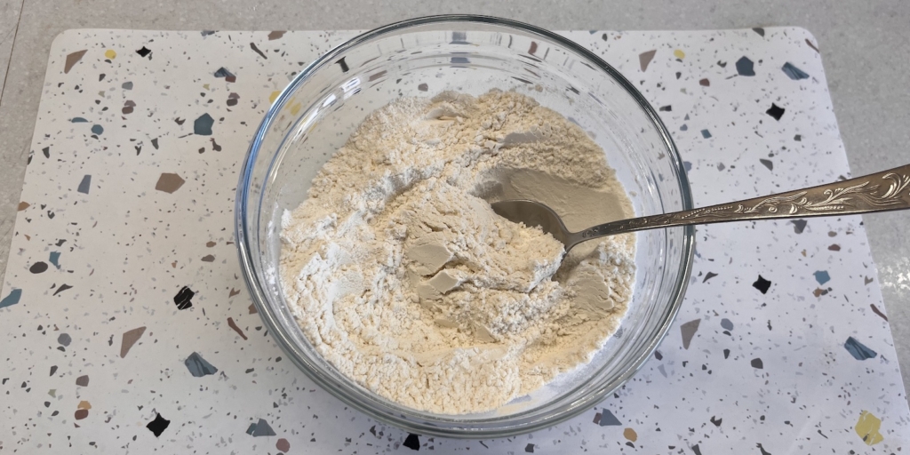 Смешайте муку, разрыхлитель и соль Самый простой рецепт кулича на кефире: Смешайте муку, разрыхлитель и соль