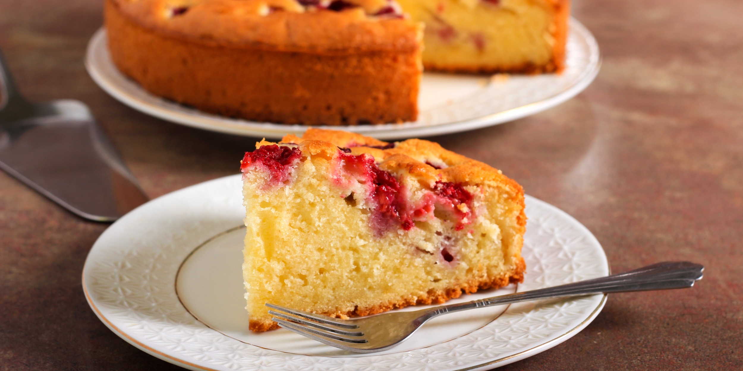 Простой пирог «Всё смешала, и в духовку» с замороженными ягодами