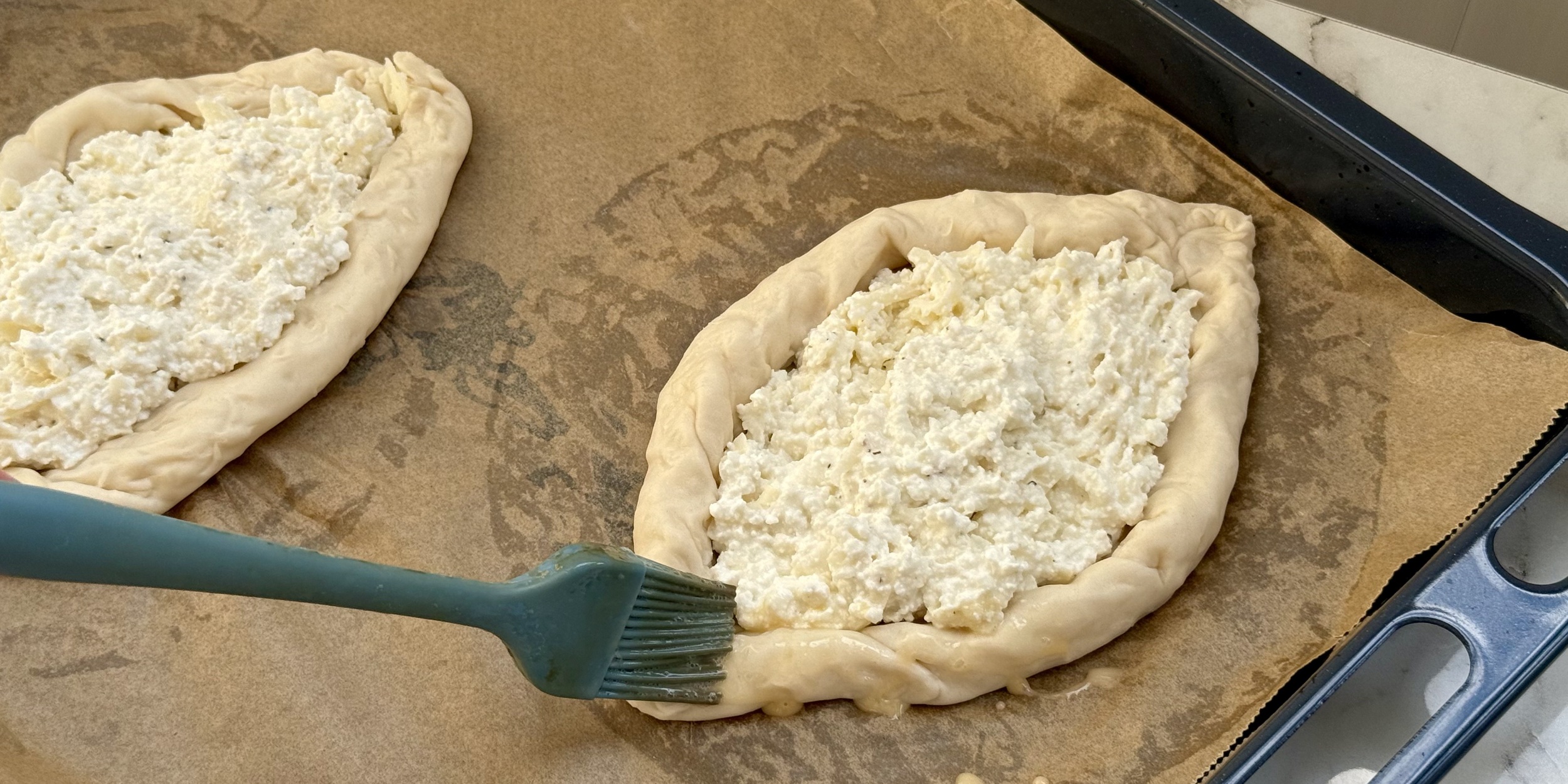 Хачапури из лепёшки роти, рецепт: Смажьте края яйцом