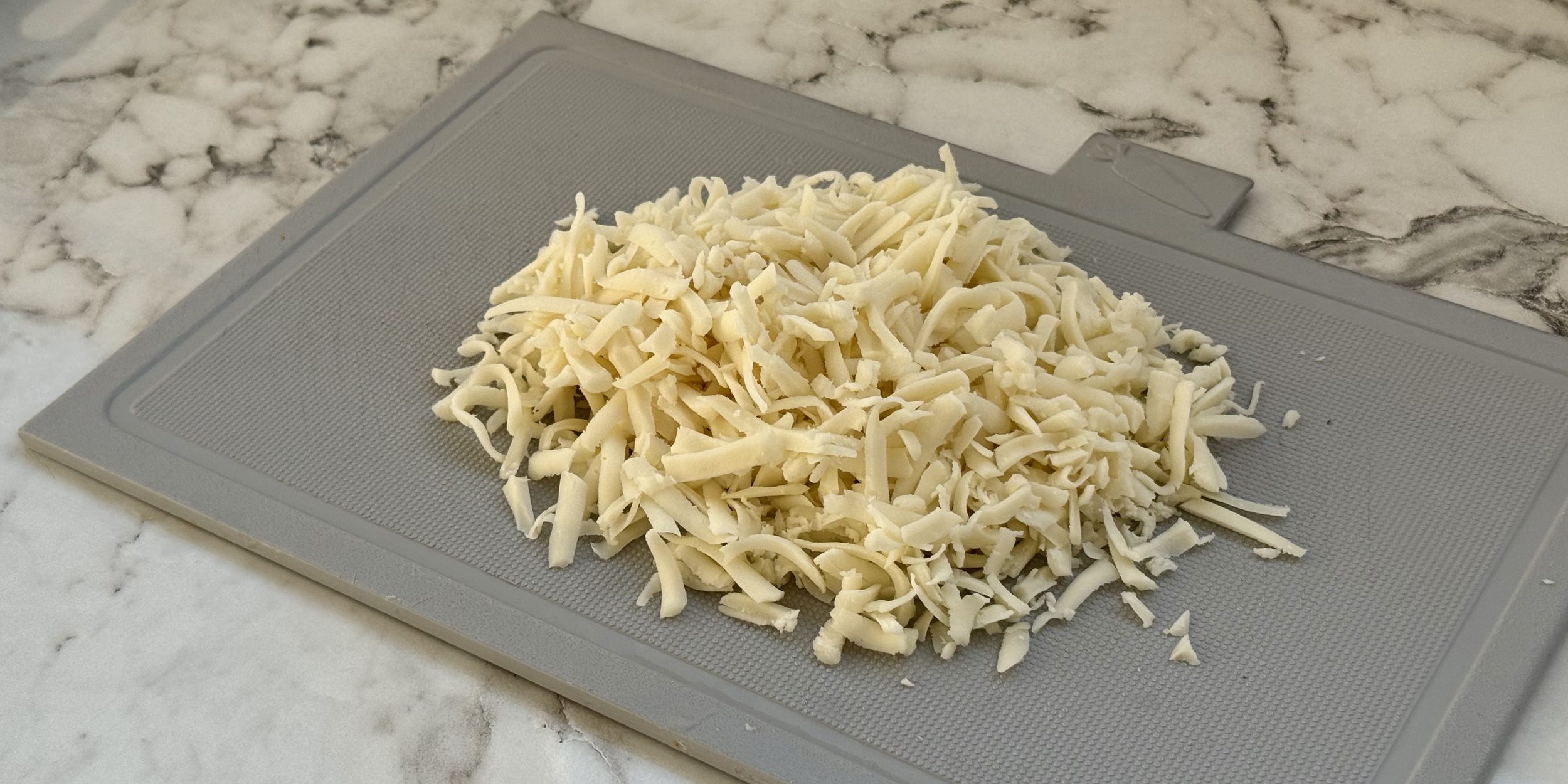 Хачапури из лепёшки роти, рецепт: Натрите сыр