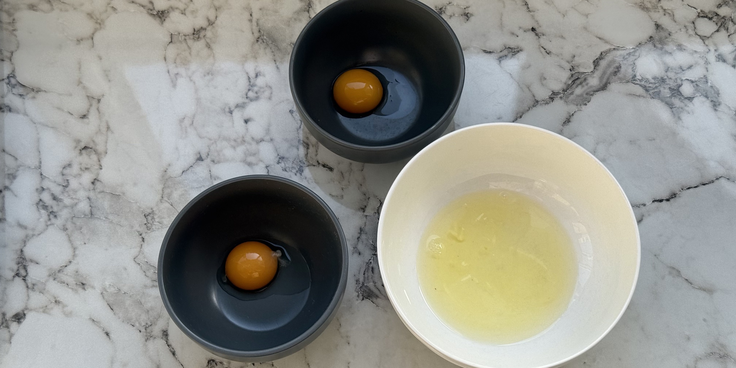 Хачапури из лепёшки роти, рецепт: Отделите желтки от белков