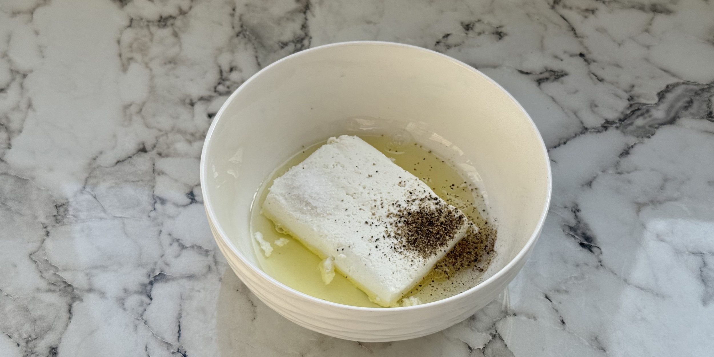 Хачапури из лепёшки роти, рецепт: Добавьте к творогу соль и перец