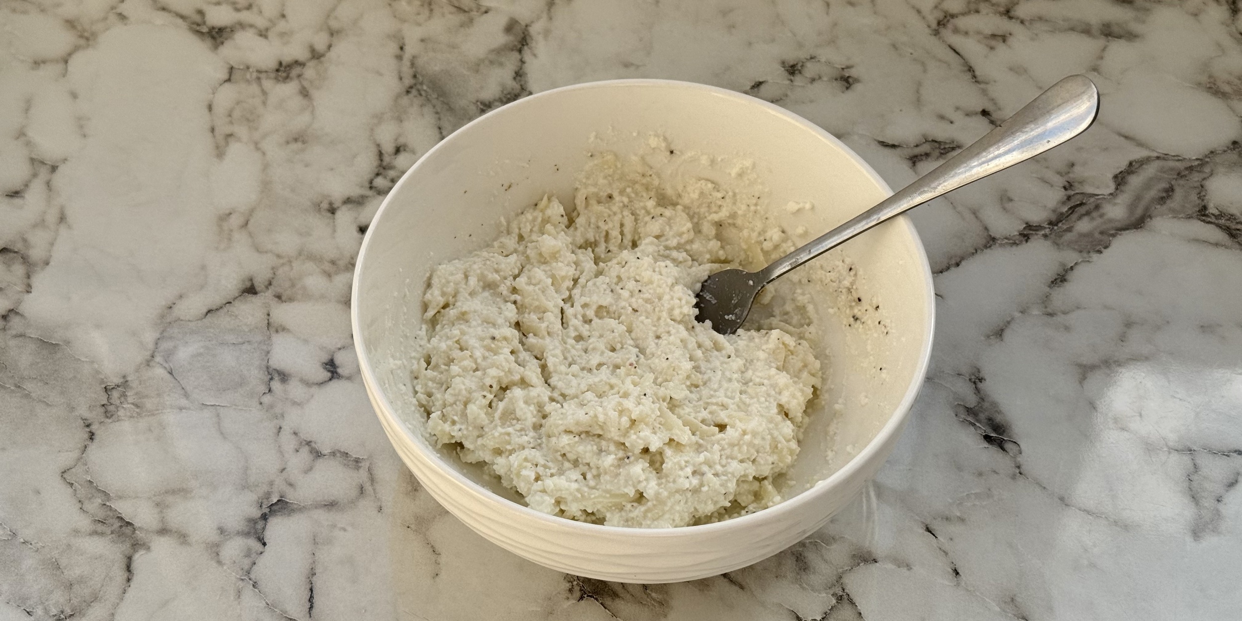 Хачапури из лепёшки роти, рецепт: Смешайте творог с сыром