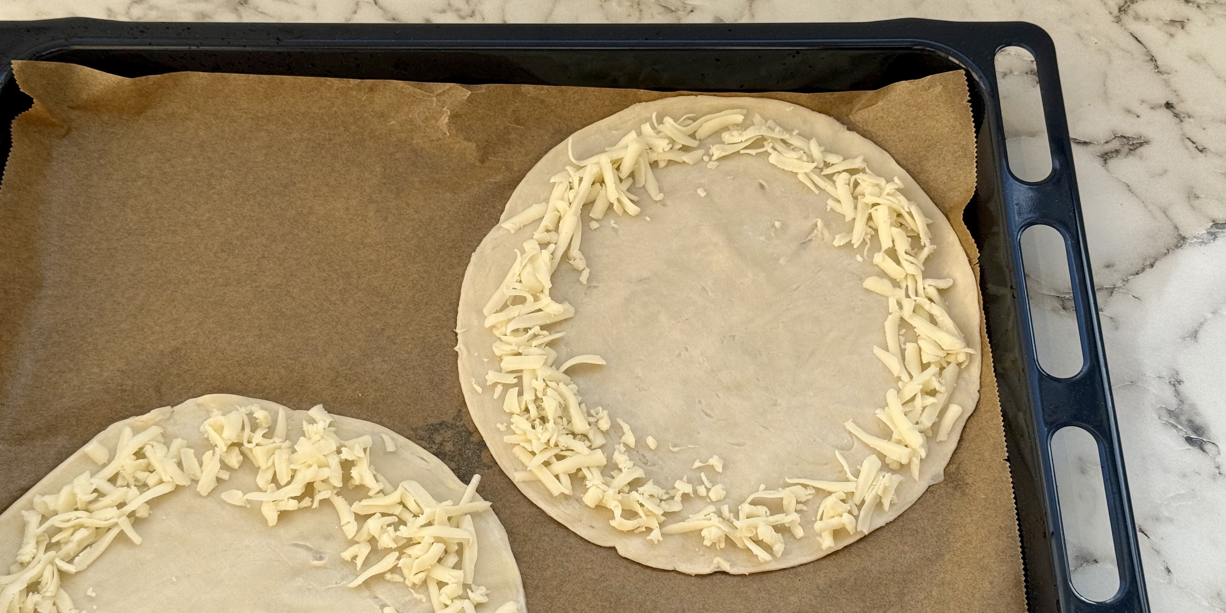 Хачапури из лепёшки роти, рецепт: Распределите сыр по краям лепёшек