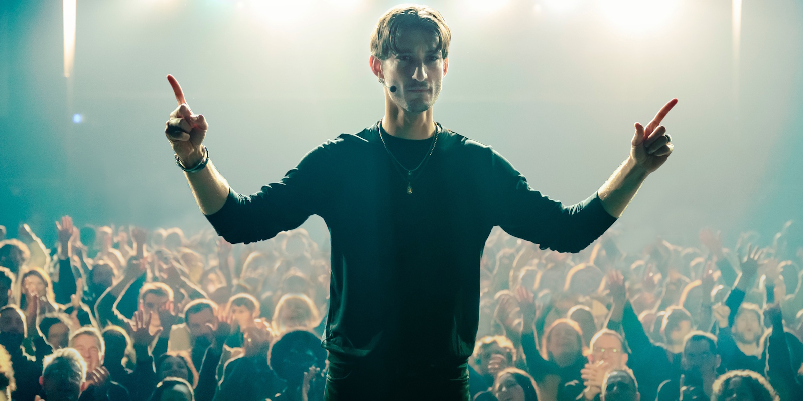 Кадр из фильма «Гуру» 2026 года